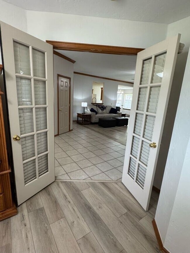 Building Photo - Fully Furnished, Short-Term Rental - (3) Bed/(2) Bath + Office! Pool Access!