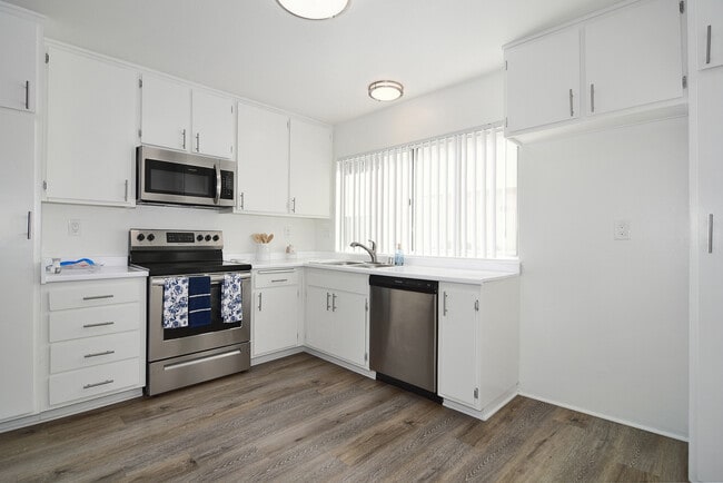 Building Photo - Zelzah Apartments