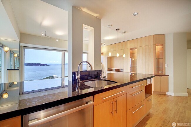 Building Photo - 2Bd/1.75Ba Seattle Condo
