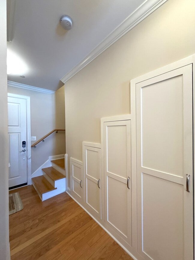 Building Photo - Fantastic Condo in South End!