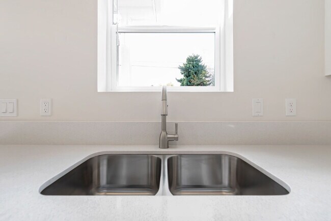 Building Photo - "Discover Comfort & Style: Spacious 3-Bed,...