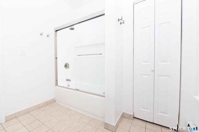 Building Photo - 525 E Main St