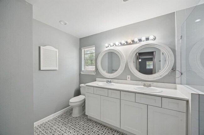 Building Photo - 553 Cane River Ln