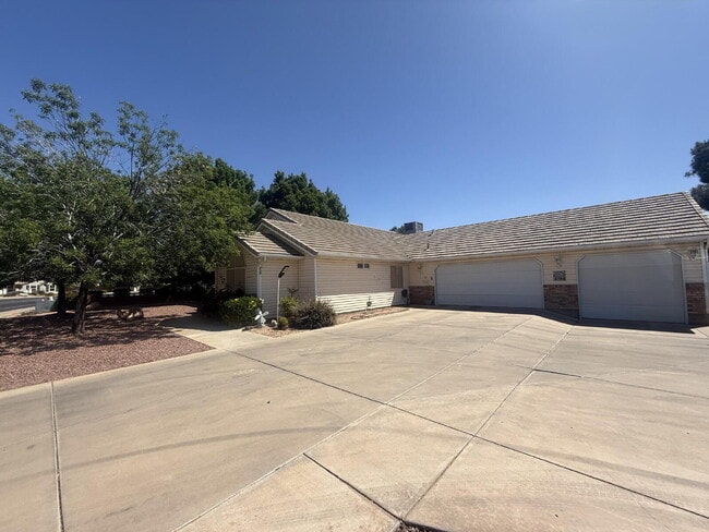 Building Photo - 2391 S Sandia Rd