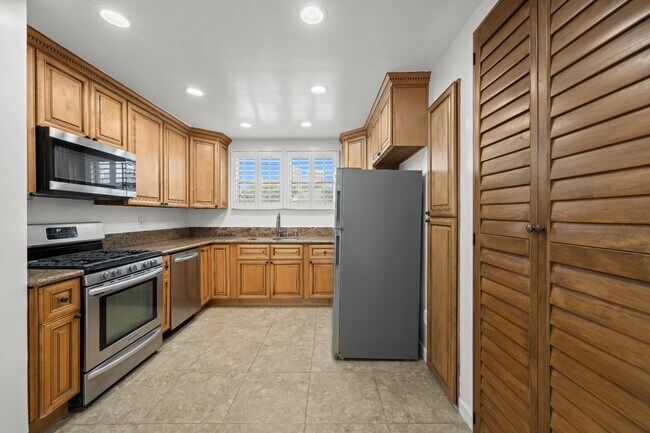 Building Photo - Renovated 3BR 2BA in Prime Beverly Hills | In-Unit W/D + Parking