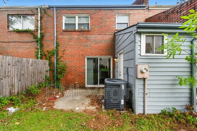 Building Photo - 731 Stanwix Square