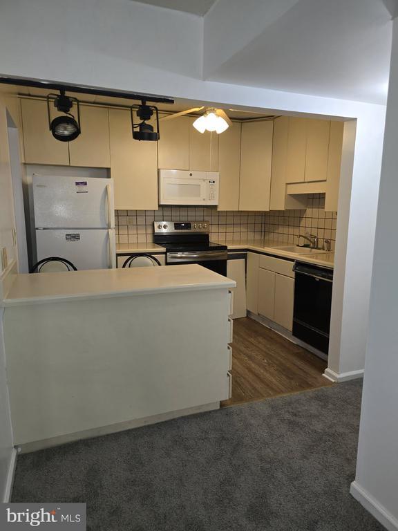 Building Photo - 154 Woodstream Dr