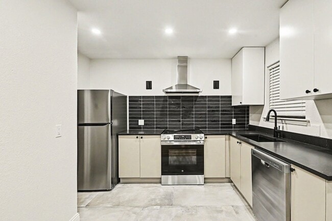 Building Photo - 2101 Mistletoe Ave