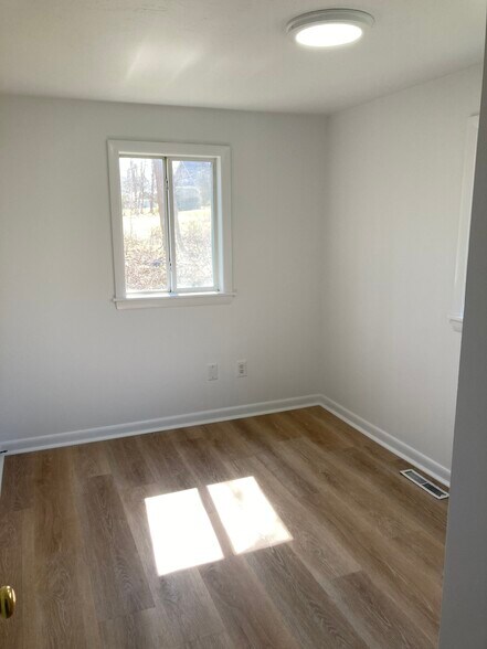 Building Photo - 8 Regency Dr