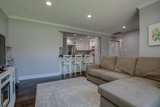 Building Photo - 523 Hawley Ct