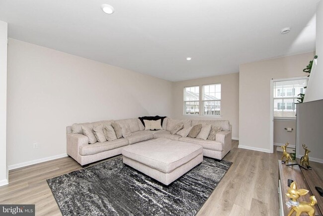 Building Photo - 272 Macoun Way