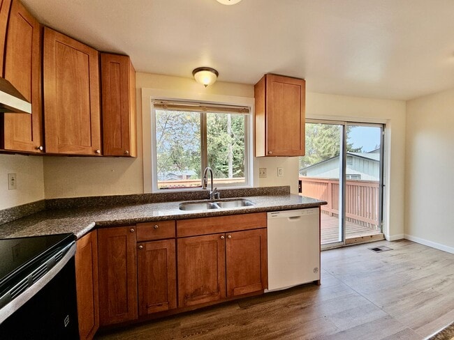 Building Photo - Beautiful Updated 4BR Home with Large Yard & Deck in Renton Cascade Community