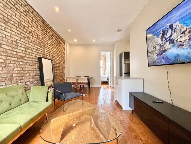 Building Photo - Furnished room/NOT APARTMENT