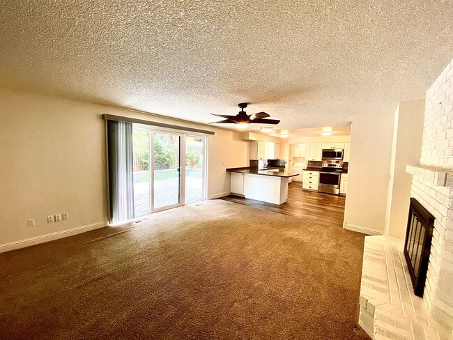 Building Photo - Lovely Highlands Home w/a View Available 7...