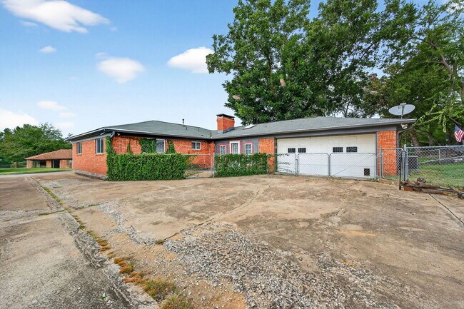 Building Photo - 112 S Wood Ave