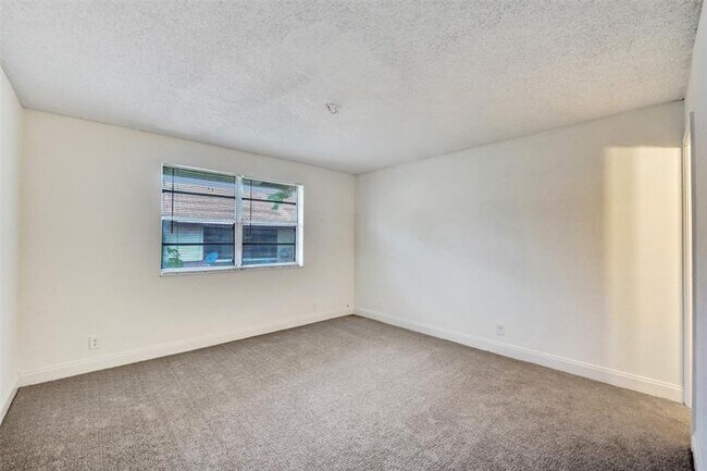 Building Photo - 2518 Riverside Dr
