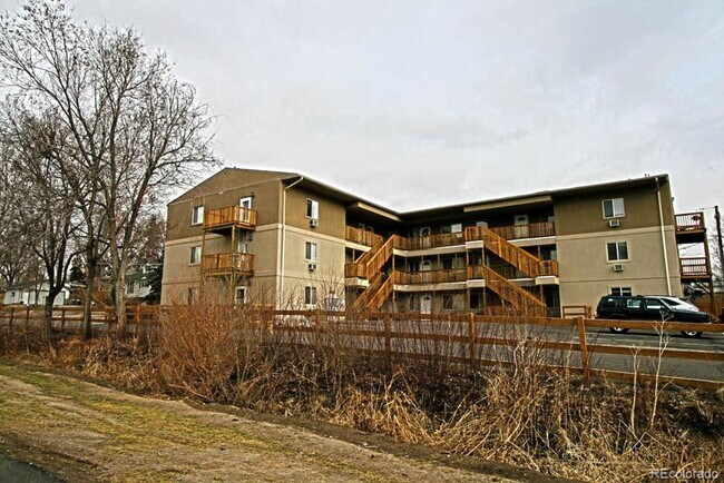 Building Photo - Top-floor, 2-bed 1-bath condo located near the highly desirable Old Town Arvada!