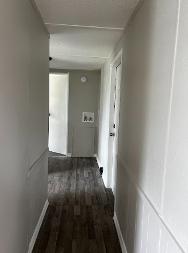 Building Photo - ** ONE MONTH FREE RENT **