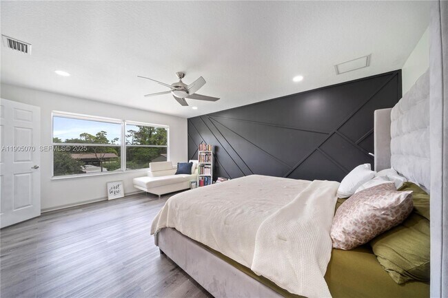 Building Photo - 17125 35th Pl N