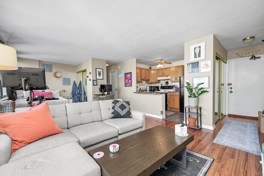 Building Photo - 2740 N Pine Grove Ave