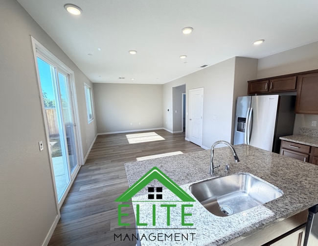 Building Photo - Located in the newly developed Park Place ...