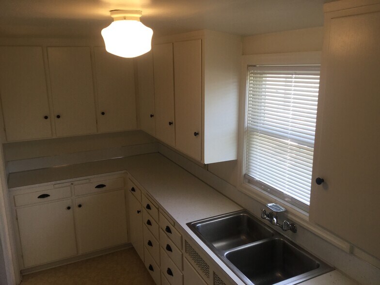 Building Photo - 1010 E 2nd St