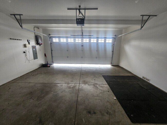 Building Photo - Beautiful Rental with Oversized Yard & Ope...