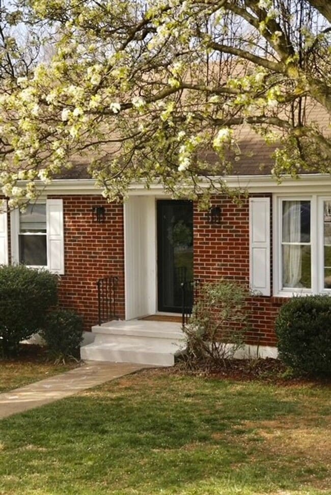 Building Photo - Bright and Cheery 4 Bedroom Home in Desiriable Sheffield Neighborhood
