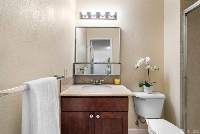 Building Photo - 2550 Thorndyke Ave W