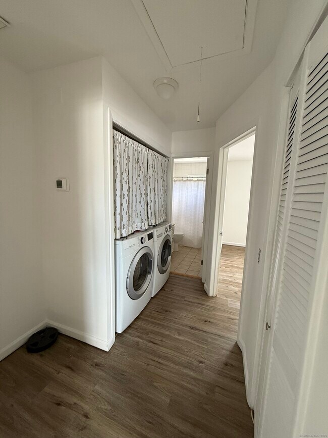 Building Photo - 14 1/2 Fairview Ave