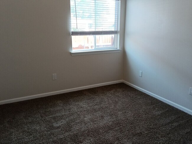Building Photo - Spacious 4-bedroom, 2-bathroom home! Comin...
