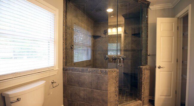 Building Photo - 3-Bedroom 3-Bath Executive Home in Mountain Brook