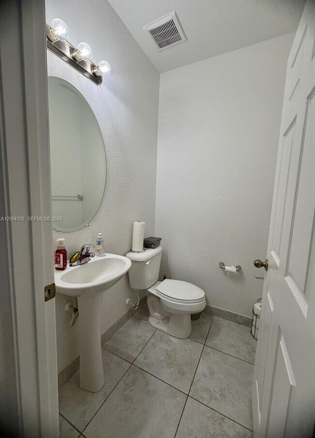 Building Photo - 5360 SW 13th Ct
