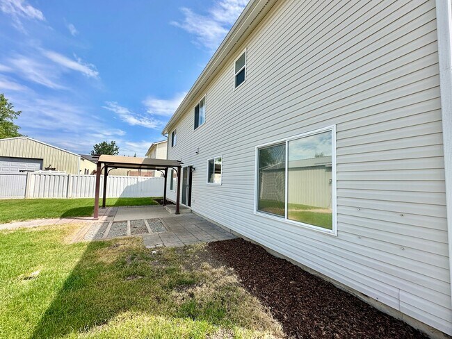 Building Photo - Newly Renovated Expansive Multi story 4 be...