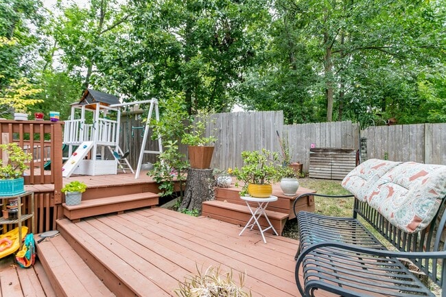 Building Photo - 5 Bed 3 Bath Home