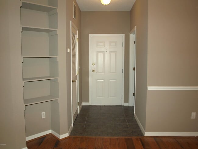 Building Photo - 830 Airport Rd