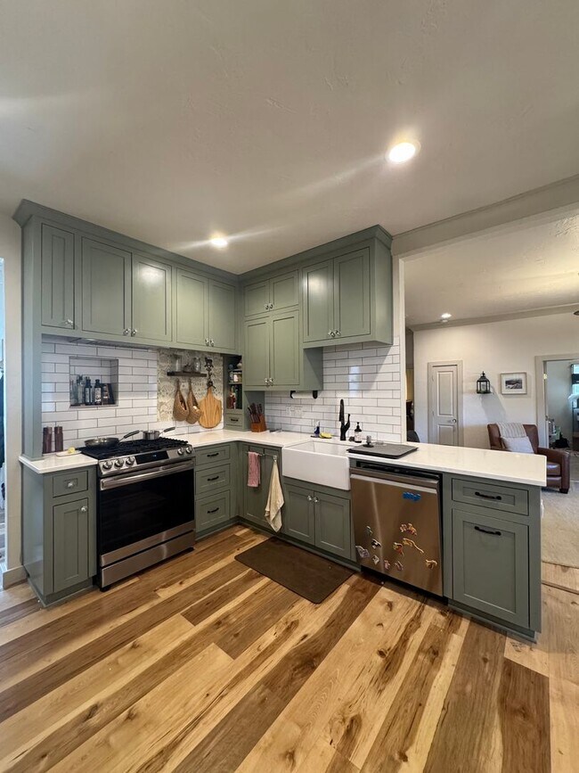 Building Photo - Updated 3 Bed/ 2 Bath Rental
