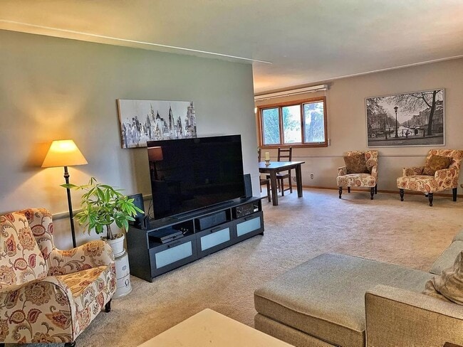 Building Photo - 6233 Parnell Ave