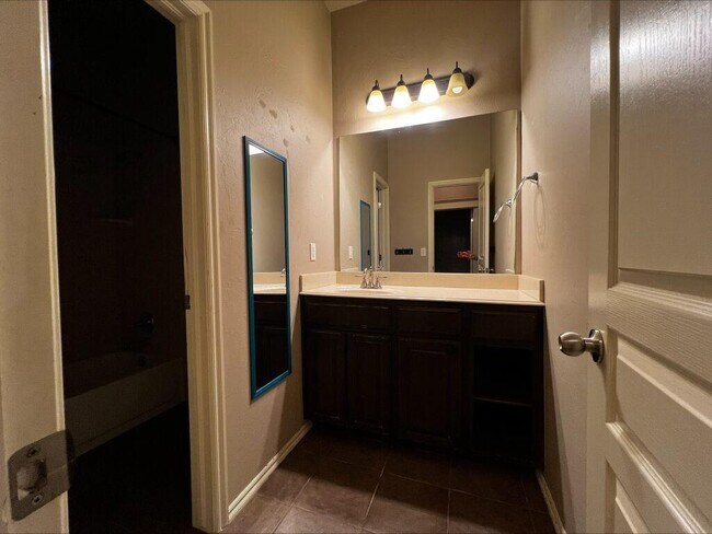 Building Photo - 13111 Red Oak Dr