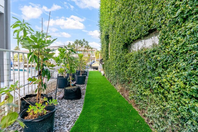 Building Photo - 961 Banyan Dr