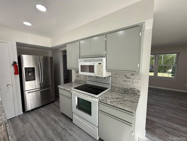 Building Photo - 15895 Cambridge Dr