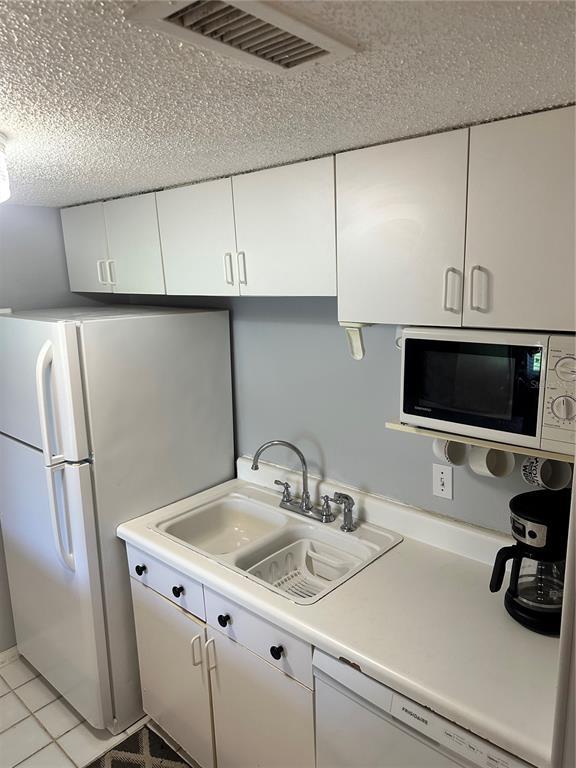 Building Photo - 4215 E Bay Dr
