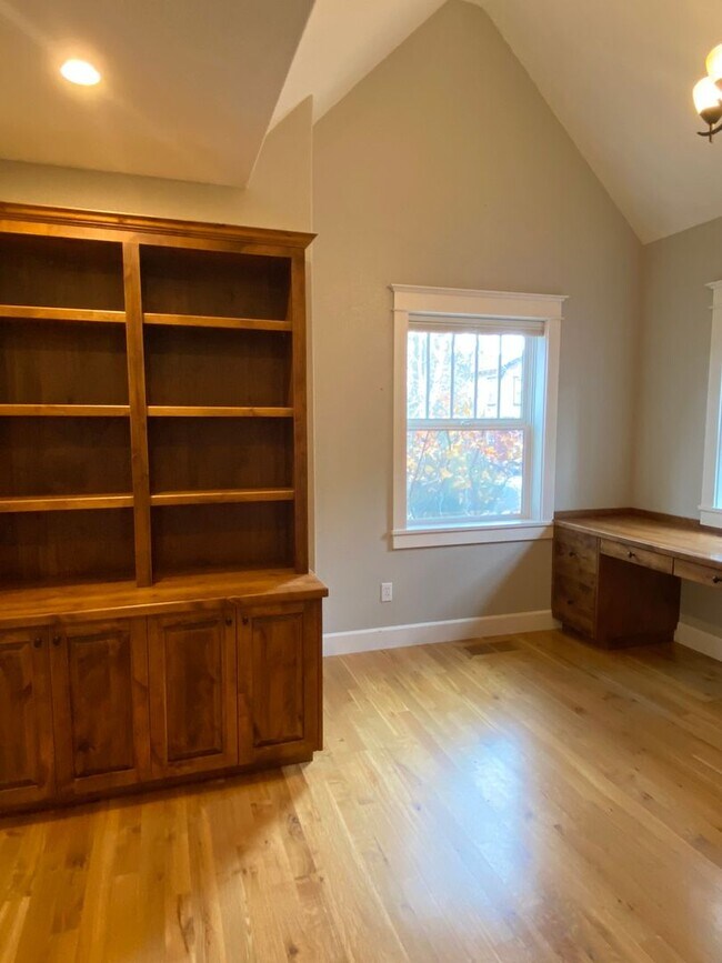 Building Photo - Northwest Crossing Gem! Bonus Office and Family Room