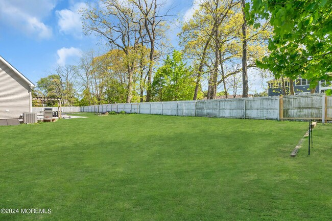 Building Photo - 374.5 W Park Ave