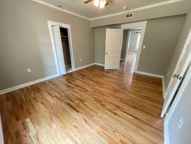 Building Photo - Stunning, renovated 7br home in the heart of Carrboro! Walk to downtown w/ ease, walk or bike to ...