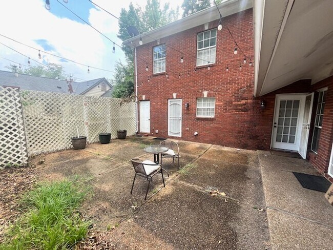 Building Photo - Quinn St - 1210/1212