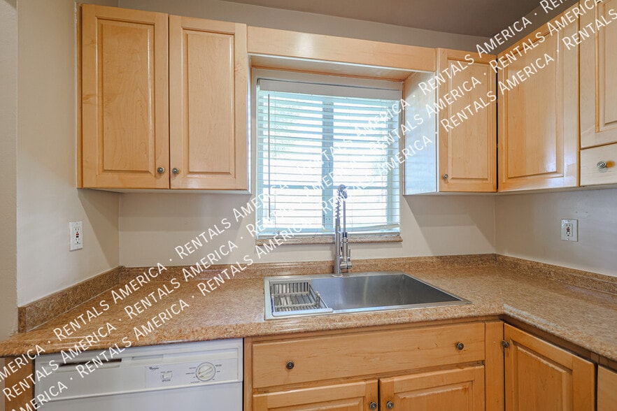 Building Photo - 2911 E Flower St