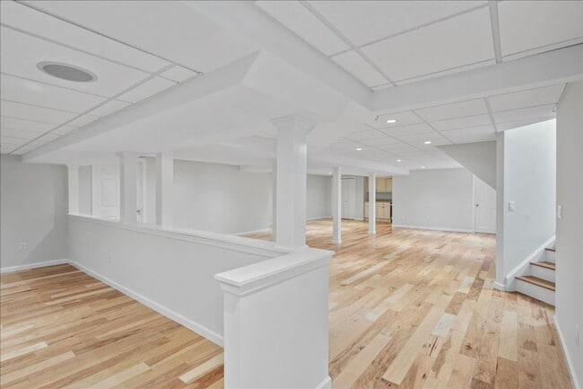 Building Photo - Spacious 4 Bedroom 4.5 Bath Rental in London Woods!