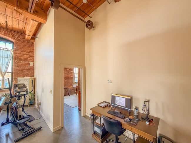 Building Photo - 400 Mills Ave