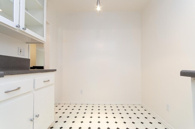 Building Photo - Stunning renovated apartment in the Heart ...